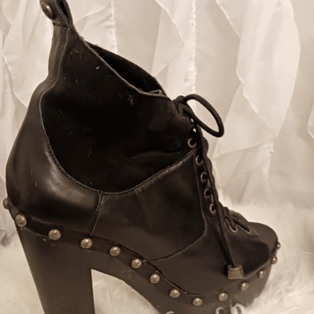 Koolaburra Blk Bootie W/ Lace Up And Open Toe - image 3